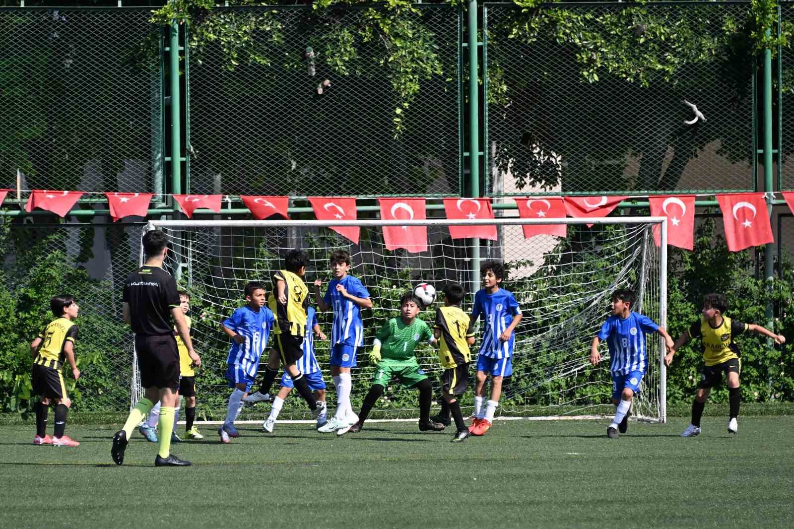 Mersin&rsquo;de 3 binden fazla &ccedil;ocuk futbol ş&ouml;leninde buluştu