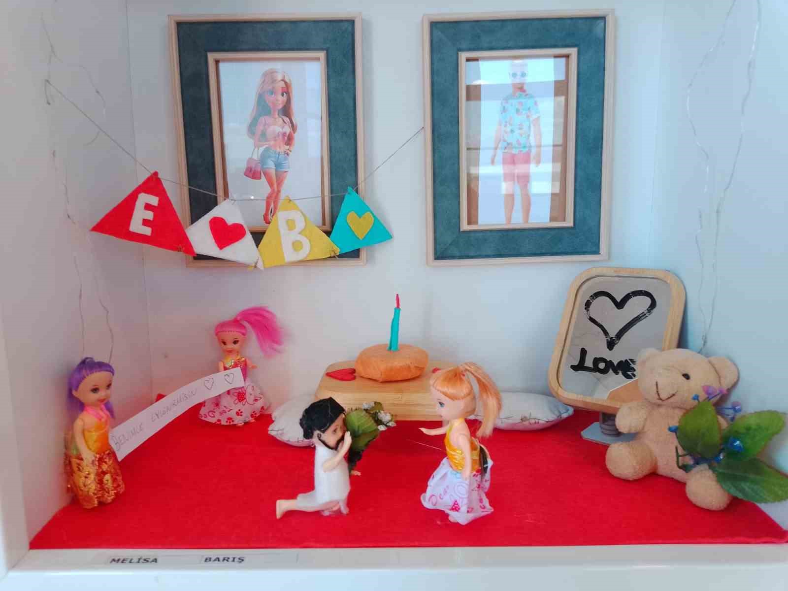 Van YYÜ’de ‘4. Tiyatro Dekorları Maket Sergisi’ açıldı