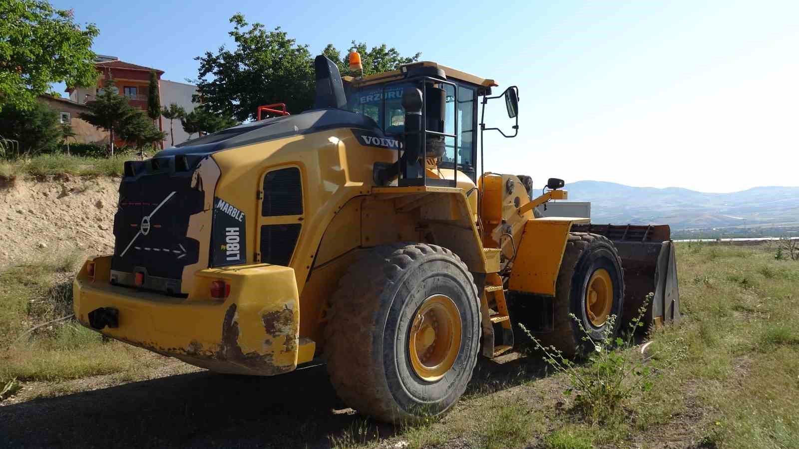 Gasp edildiğini iddia ettikleri 40 milyonluk iş makinelerini dağın başında buldular