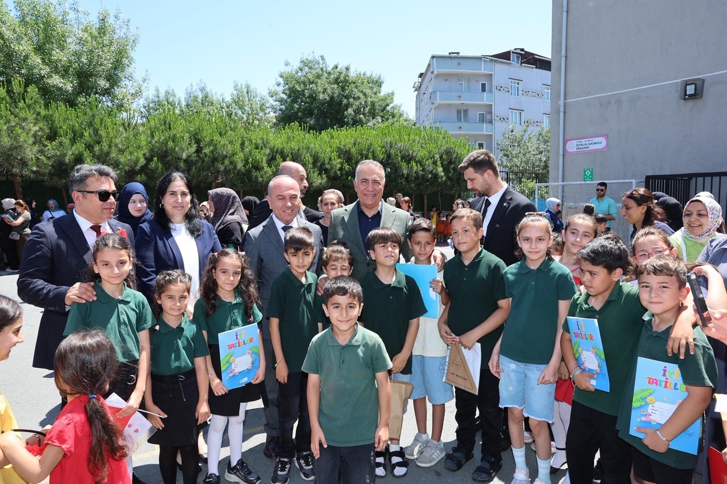 Sultangazi&rsquo;de Başkan Dursun, &ouml;ğrencilerin karne heyecanına ortak oldu