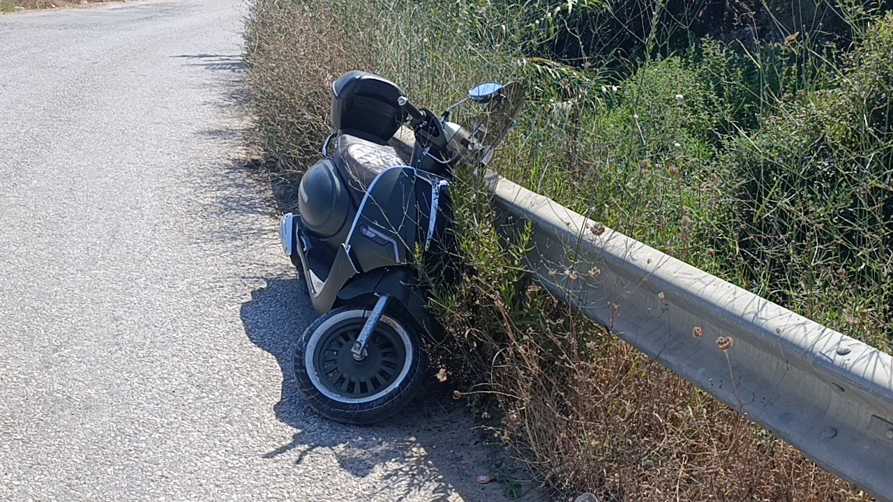 Hafif ticari ara&ccedil; ile motosikletin &ccedil;arpıştığı kazada 1 kişi yaralandı