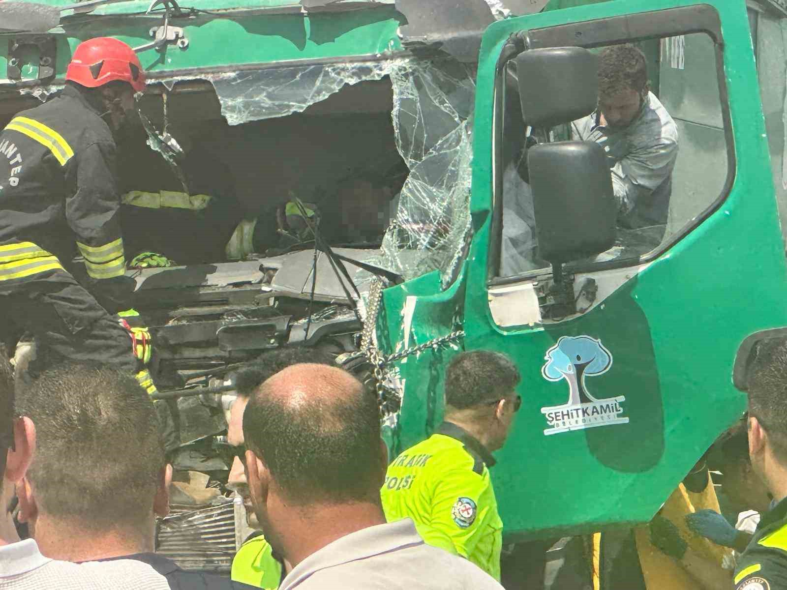 Tıra arkadan &ccedil;arpan &ccedil;&ouml;p kamyonunun s&uuml;r&uuml;c&uuml;s&uuml; ağır yaralandı