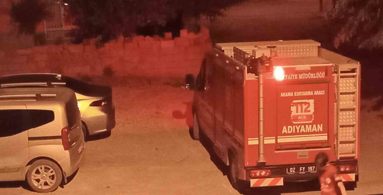 Araç motoruna giren kedi kurtarıldı