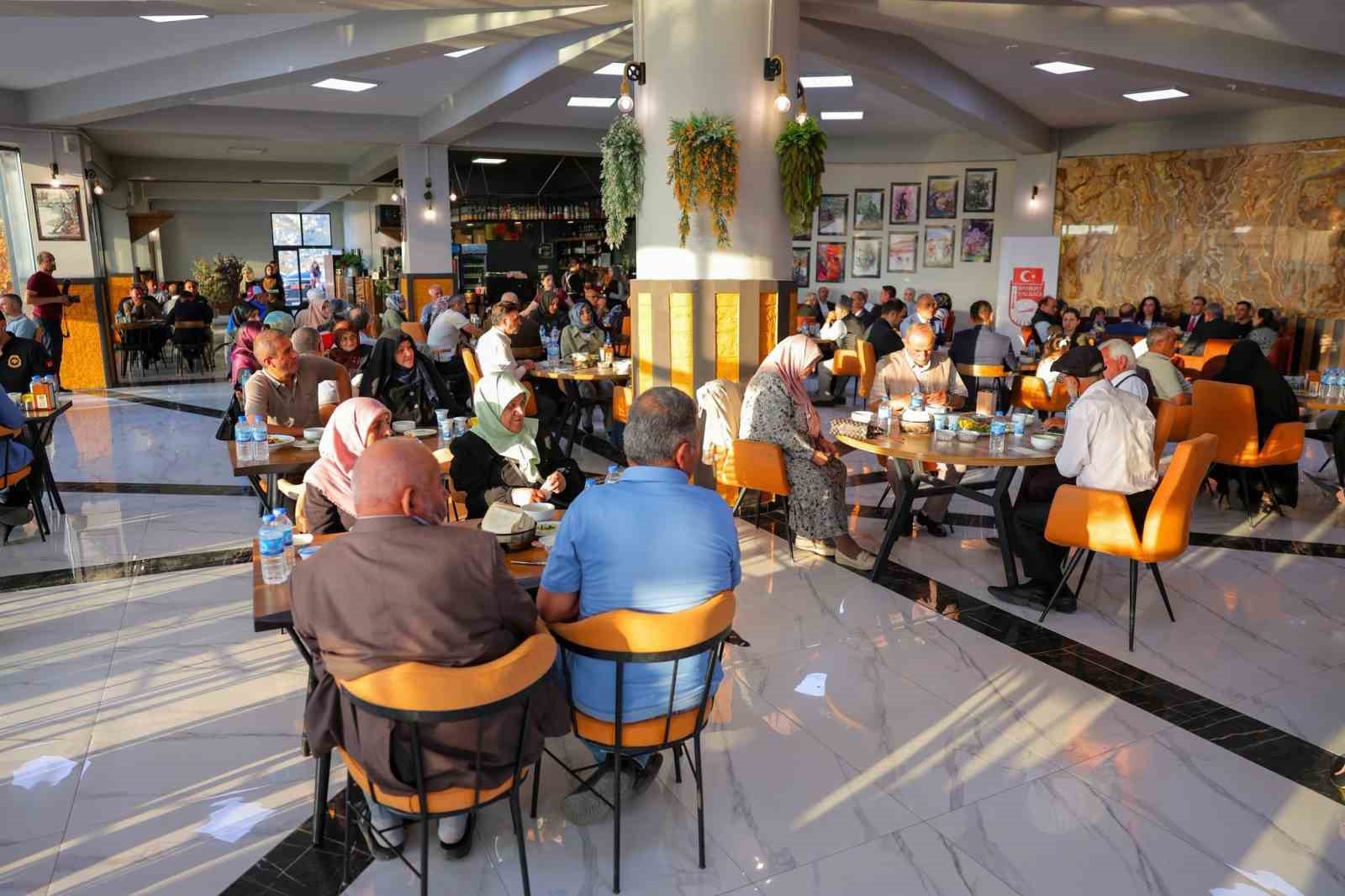 Bayburt’ta şehit aileleri ve gaziler onuruna yemek programı düzenlendi