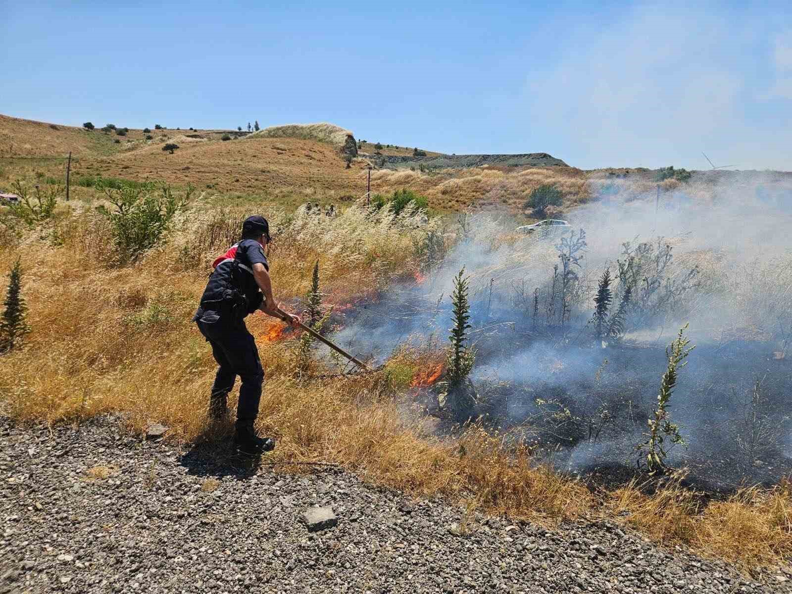 Yol kenarındaki otluk alanda yangın çıktı