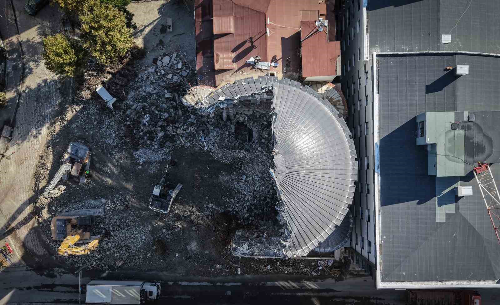 Bah&ccedil;elievler&rsquo;de Yayla Camii&rsquo;nin yıkımı kubbesinin sağlamlığı nedeniyle uzadı