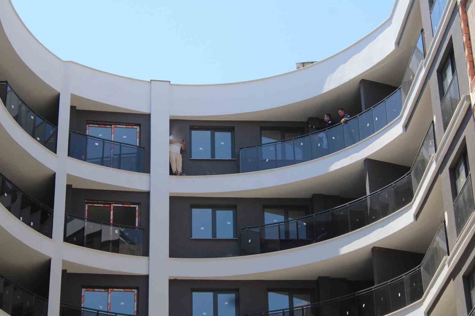 İnşaatın tepesine &ccedil;ıkan şahıs, ekiplerin &ccedil;abasıyla ikna edildi