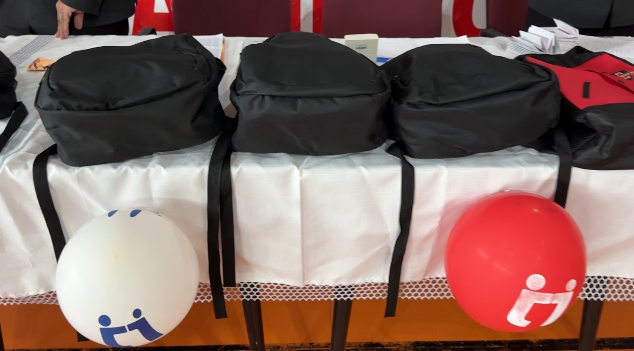 Yüksekova’da "İyilik Çantası" 100 yetim öğrenciye ulaştı