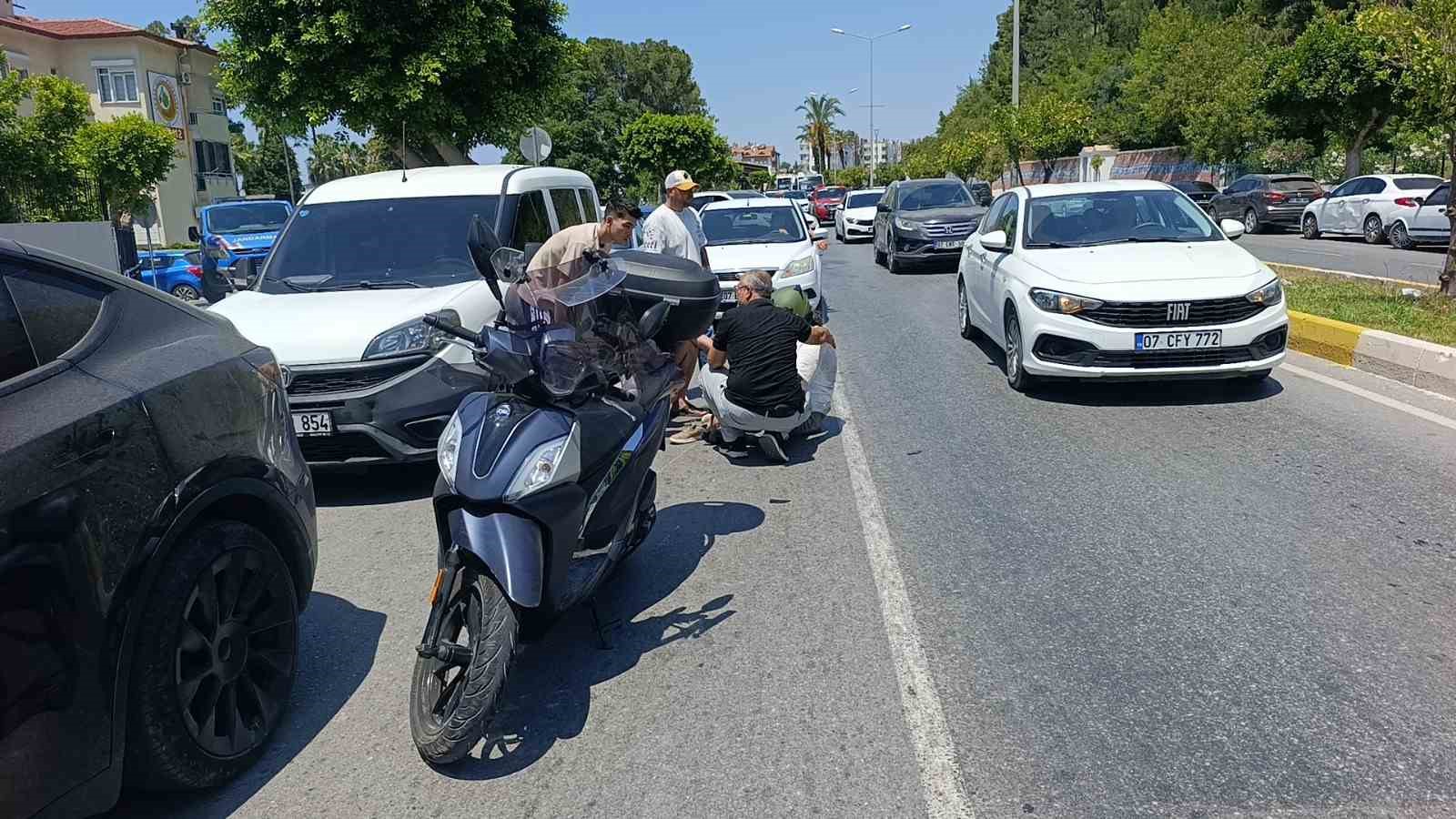 Elektrikli otomobille &ccedil;arpışan motosikletli yaralandı