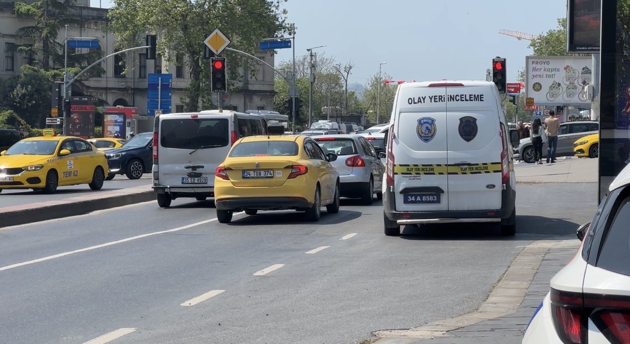 Beşiktaş&rsquo;ta ticari aracın &ccedil;arptığı polis ağır yaralandı
