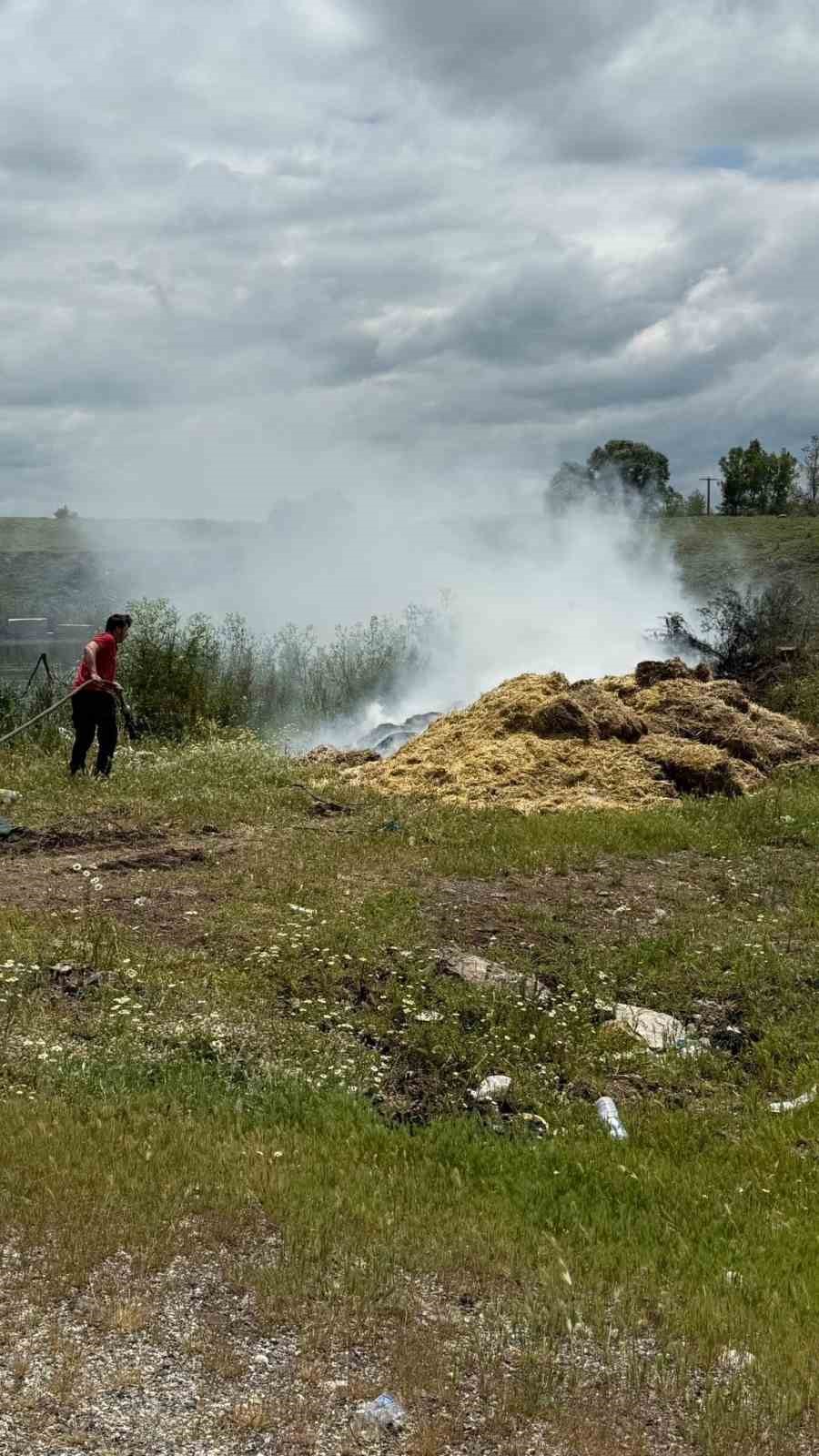 Boş arazideki atık samanlar alev aldı