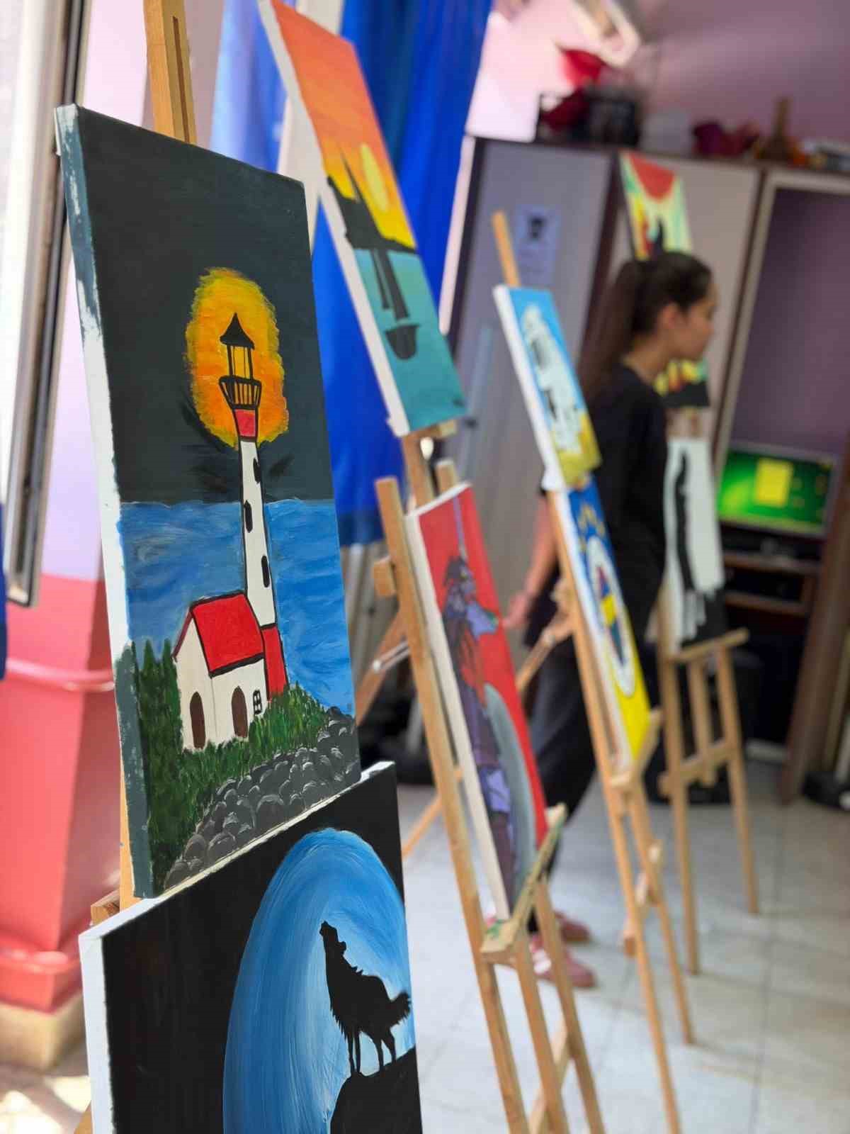 &Ouml;ğrenciler eserlerini g&ouml;r&uuml;c&uuml;ye &ccedil;ıkardı
