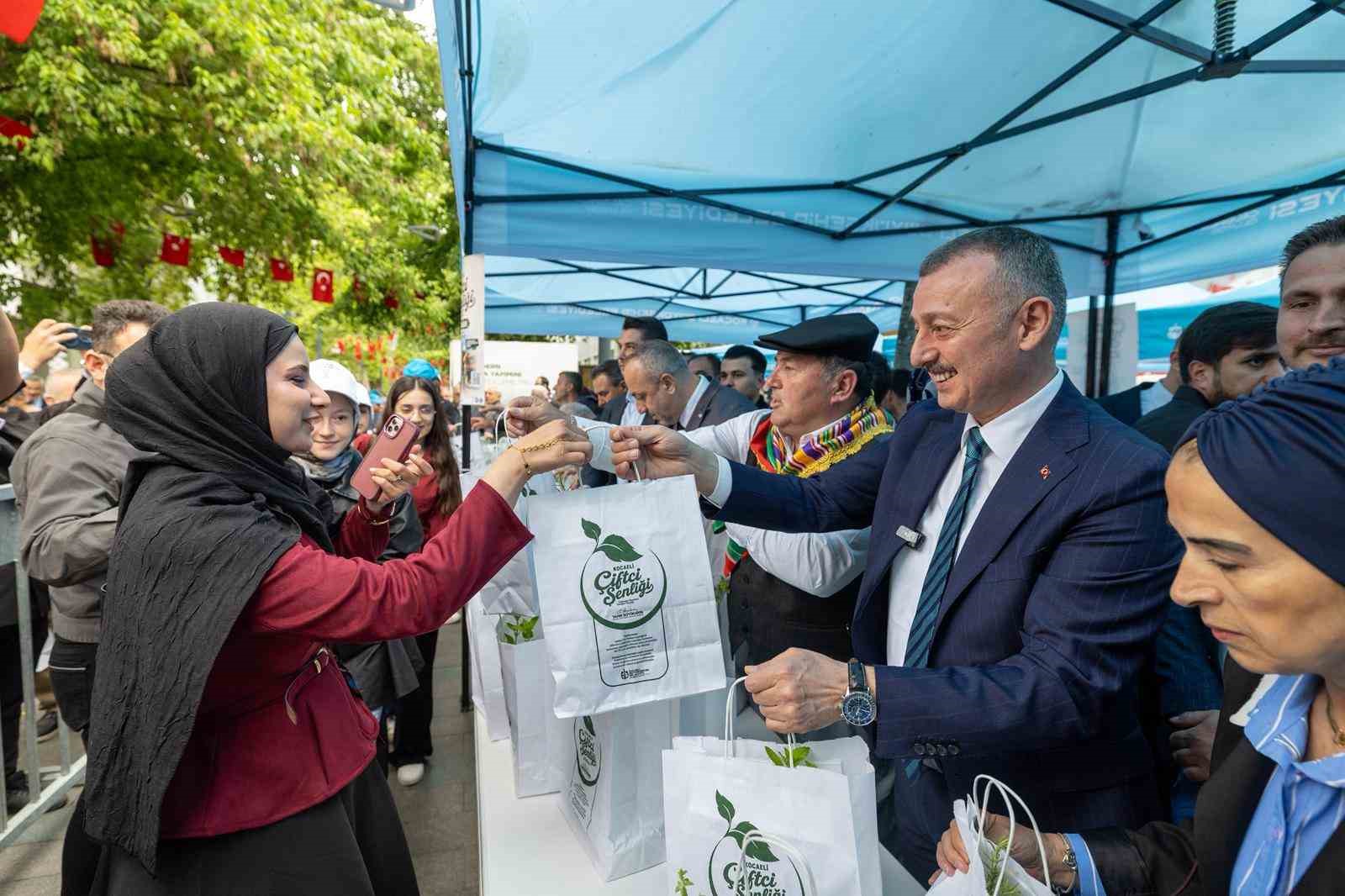 Trakt&ouml;rler bu kez şenlik i&ccedil;in sahada