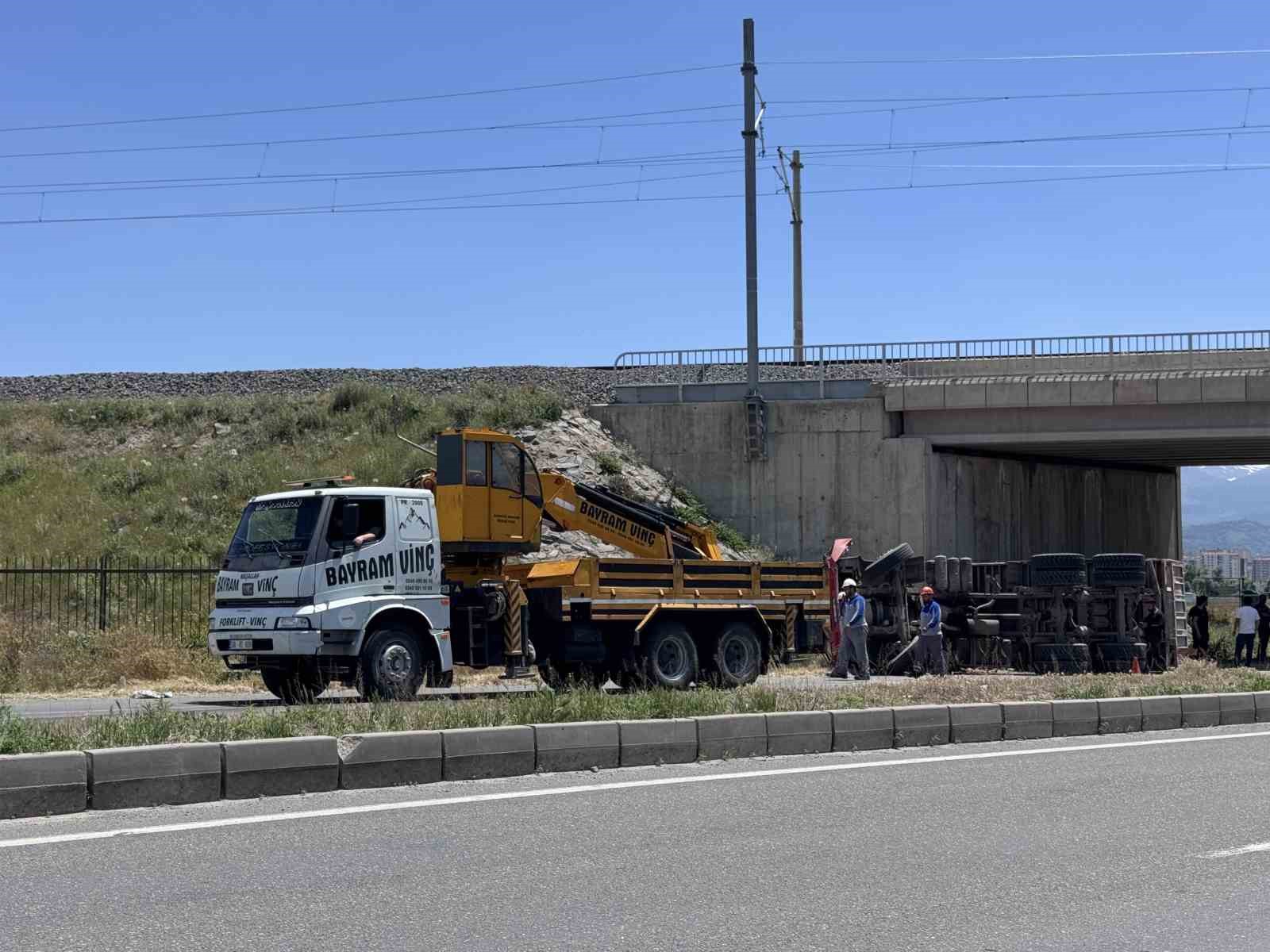 Damperi açılan kamyon köprüye çarptı: 1 ölü