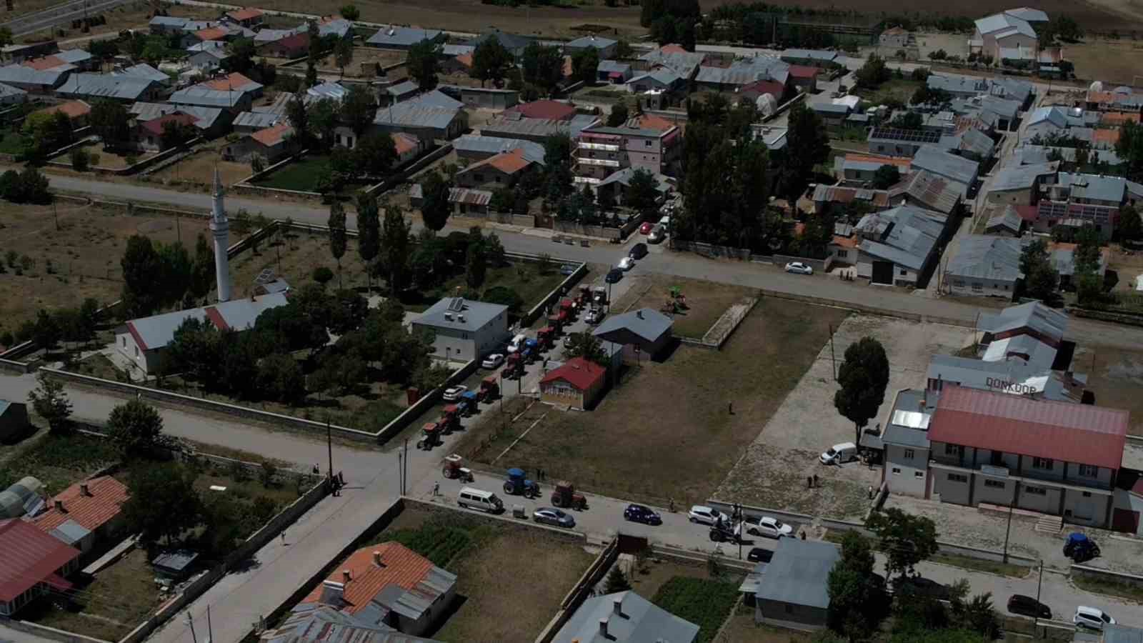 Trakt&ouml;rlerle konvoy yapılan d&uuml;ğ&uuml;ndeki s&uuml;rprizler davetlileri kahkahaya boğdu
