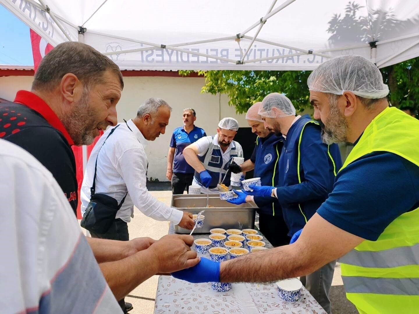 Yakutiye Belediyesi Cuma Namazı &ccedil;ıkışı aşure dağıttı