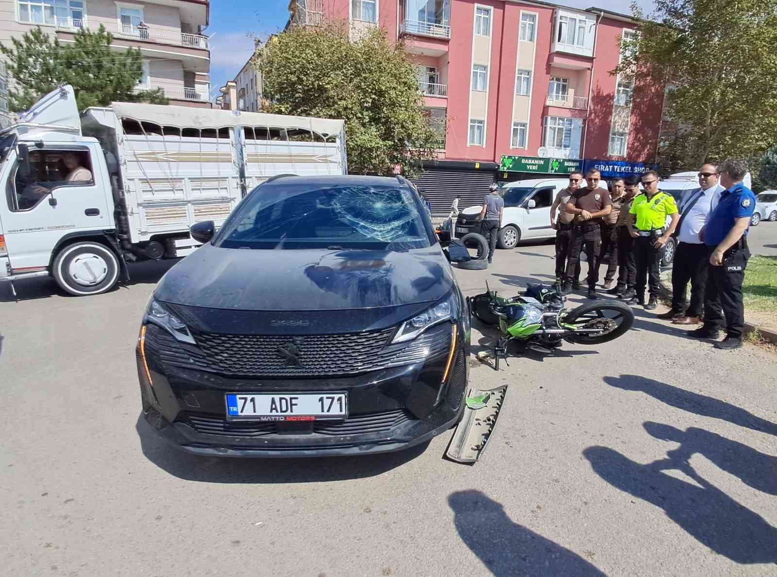 Otomobille motosikletin çarpıştığı kaza kamerada: Sürücü böyle savruldu