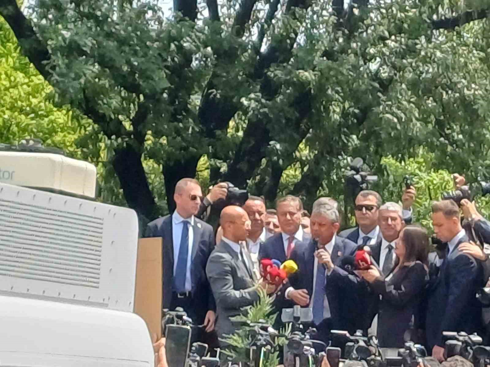 Özgür Özel TBMM önündeki kalabalığa seslendi