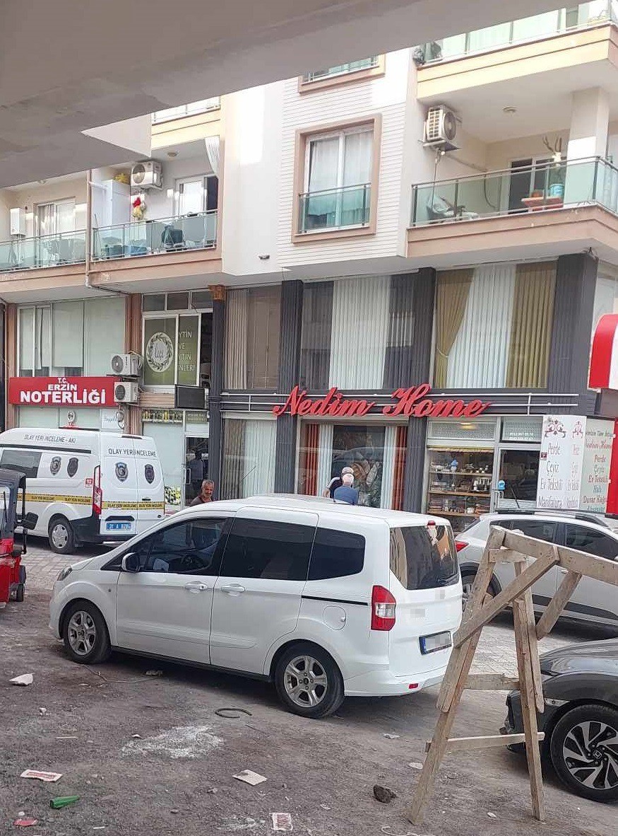 Gen&ccedil; kadın uzman &ccedil;avuşun silahıyla intihara kalkıştı