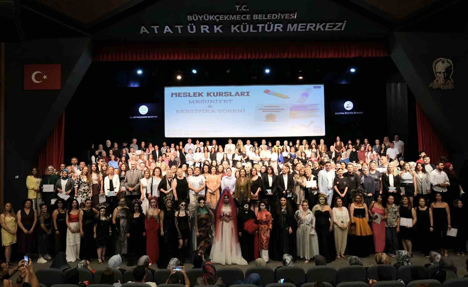 Büyükçekmece Belediyesi Halk Akademisi’nde 678 kursiyer mezun oldu