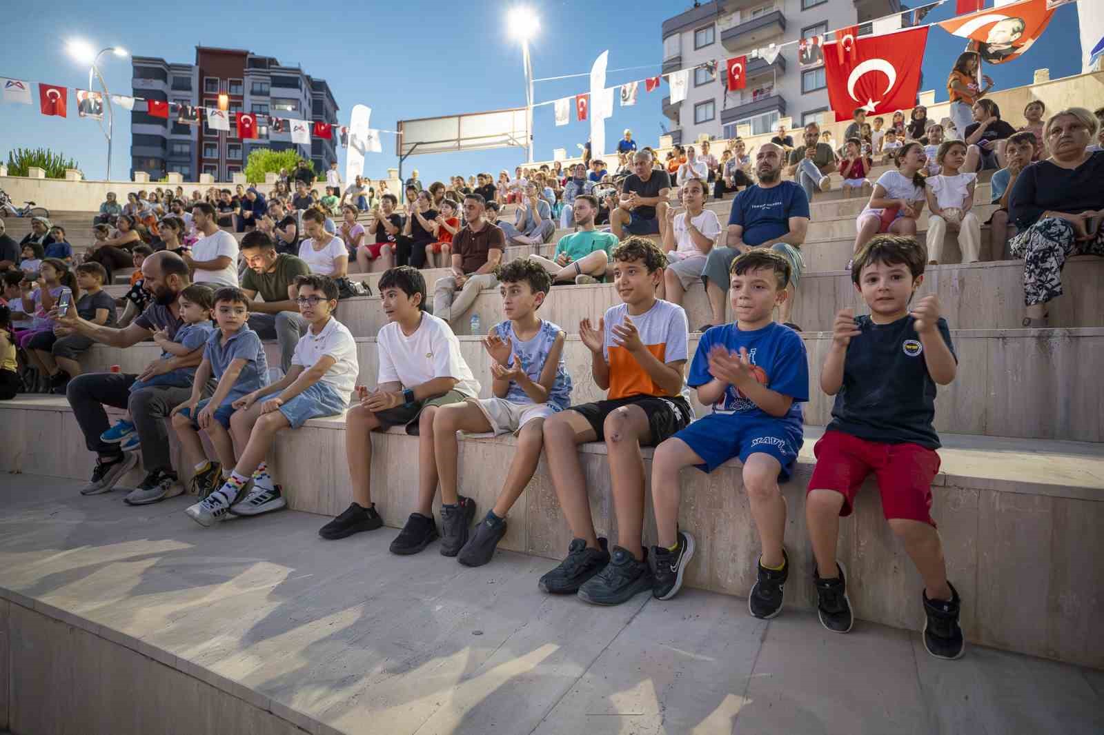 Mersin’de tiyatro vatandaşın ayağına gidiyor