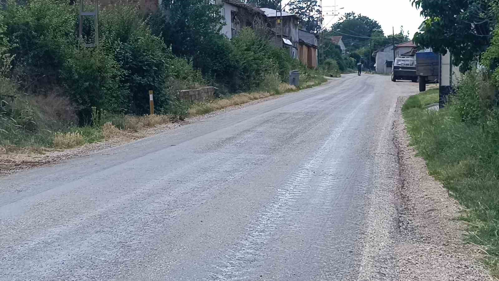 Sıcaklığın 35 dereceyi bulduğu Bilecik’te asfalt eridi