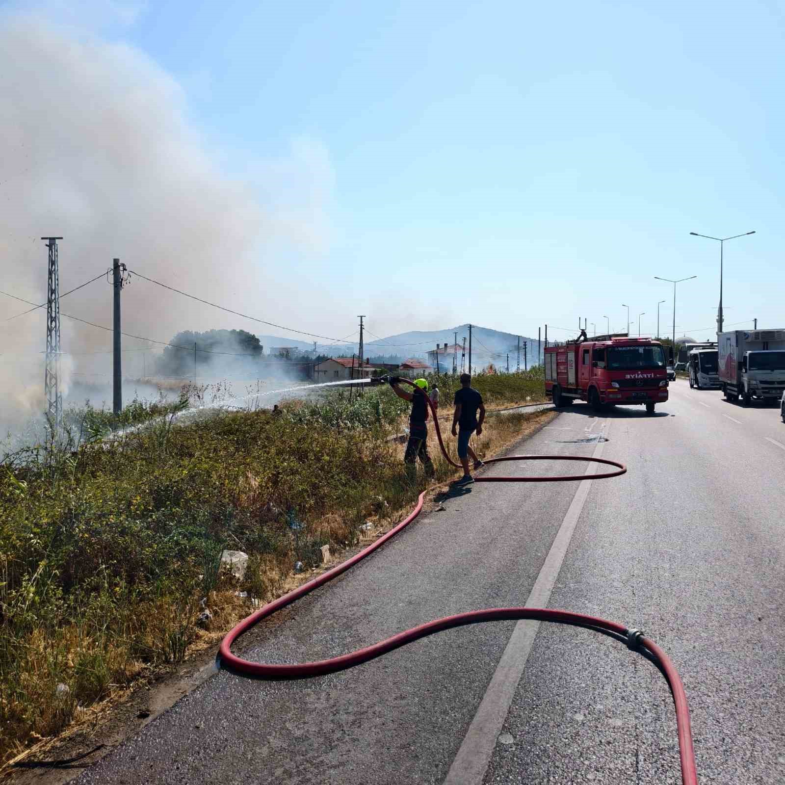 Burhaniye’de ot yangını trafiği etkiledi