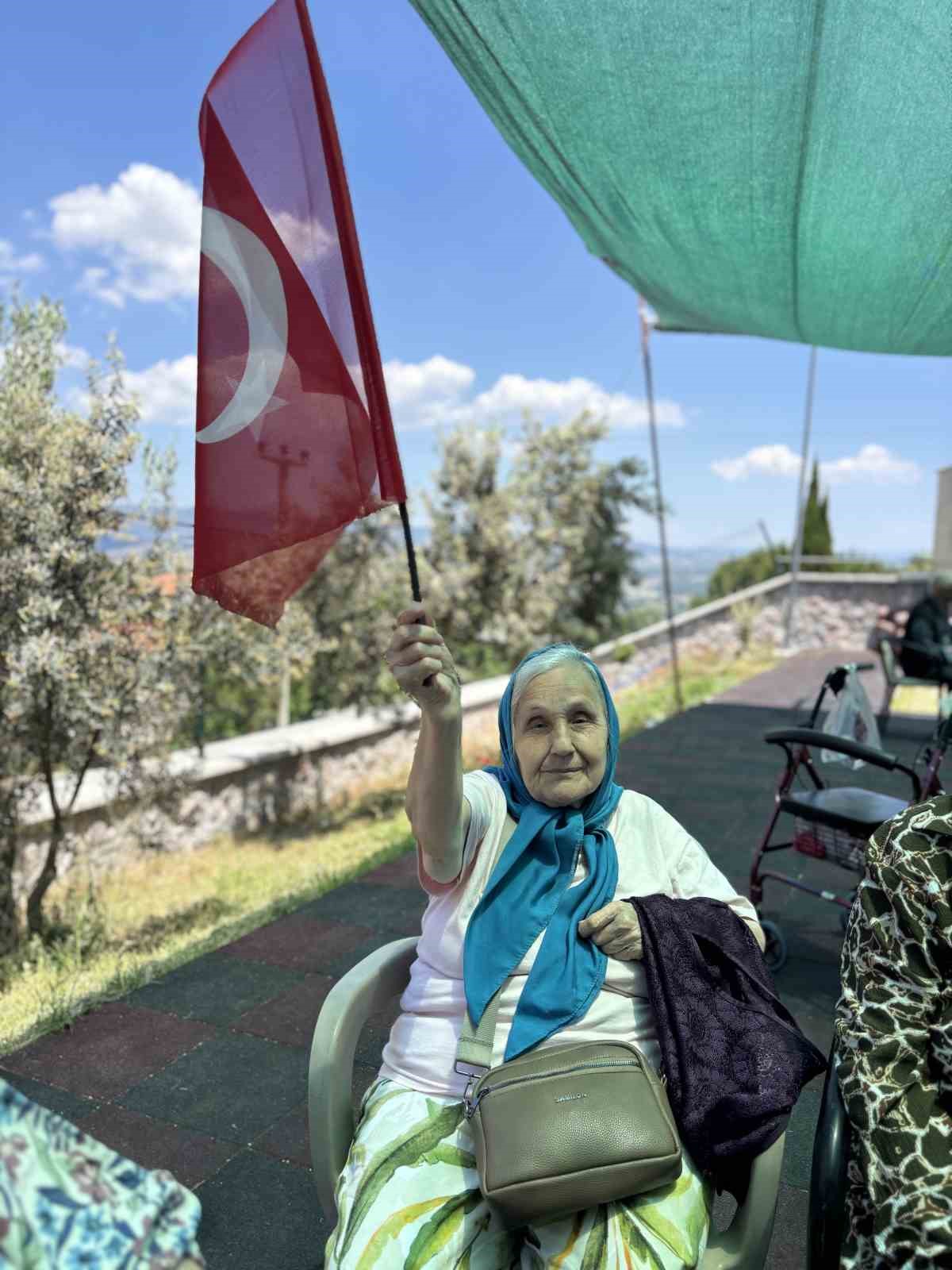 Gördes Huzurevi’nden milli takıma yürekten destek