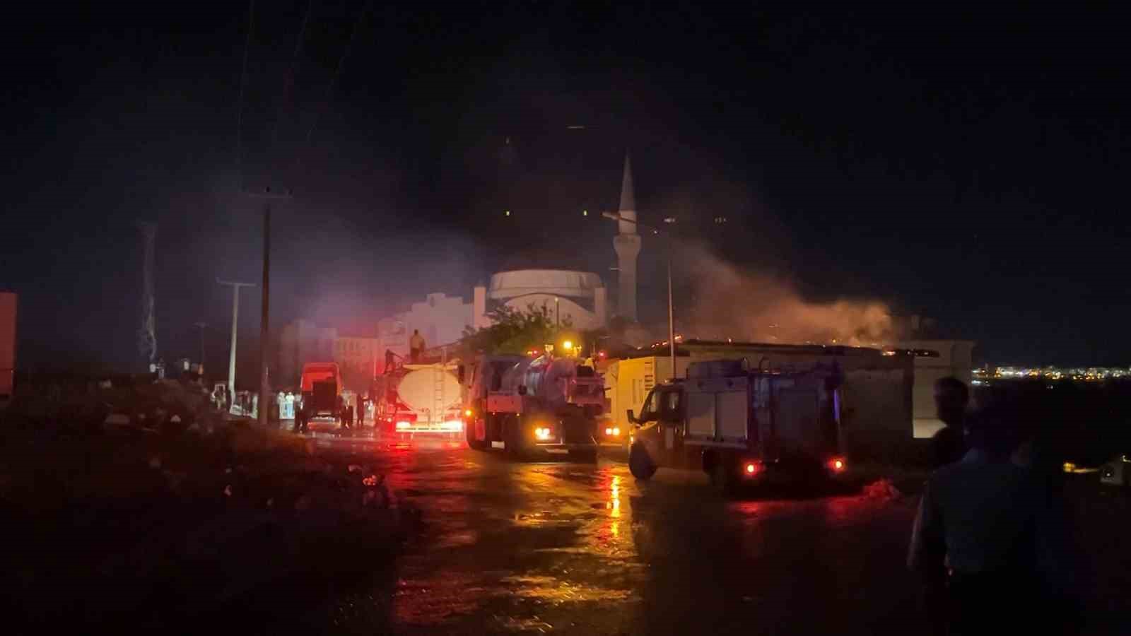 Besni&rsquo;de r&uuml;zgarın b&uuml;y&uuml;tt&uuml;ğ&uuml; iş yeri yangınında 3 iş yeri hasar g&ouml;rd&uuml;, 1 yaralı