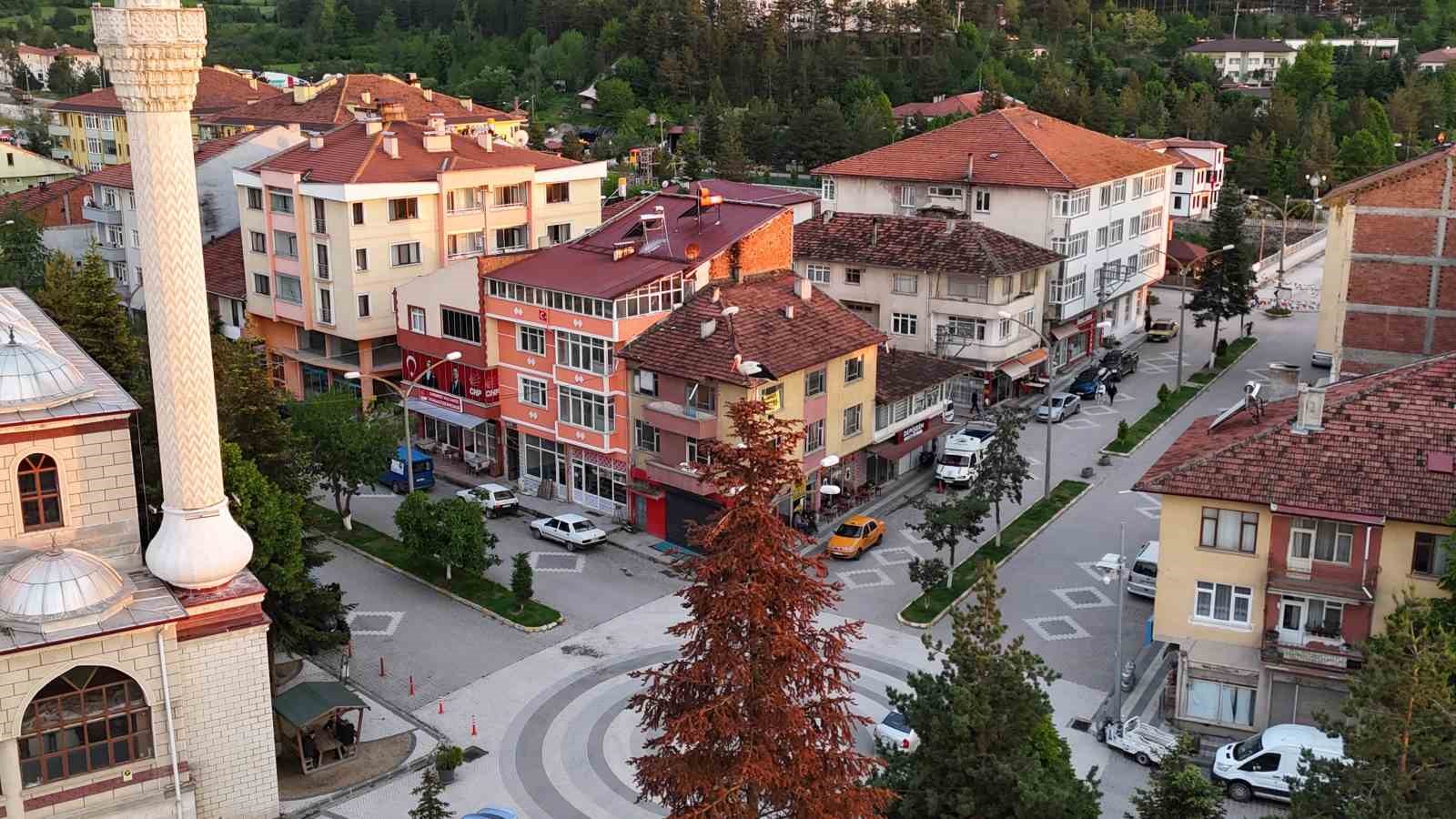 Leylekler gün batımını cami kubbesinde karşıladı, mest eden anlar havadan görüntülendi