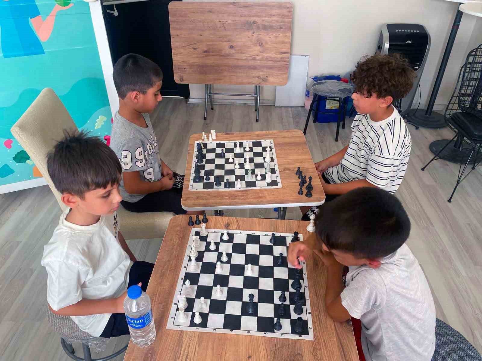 Germencik’te çocuklar yaz tatilini satranç öğrenerek değerlendiriyor