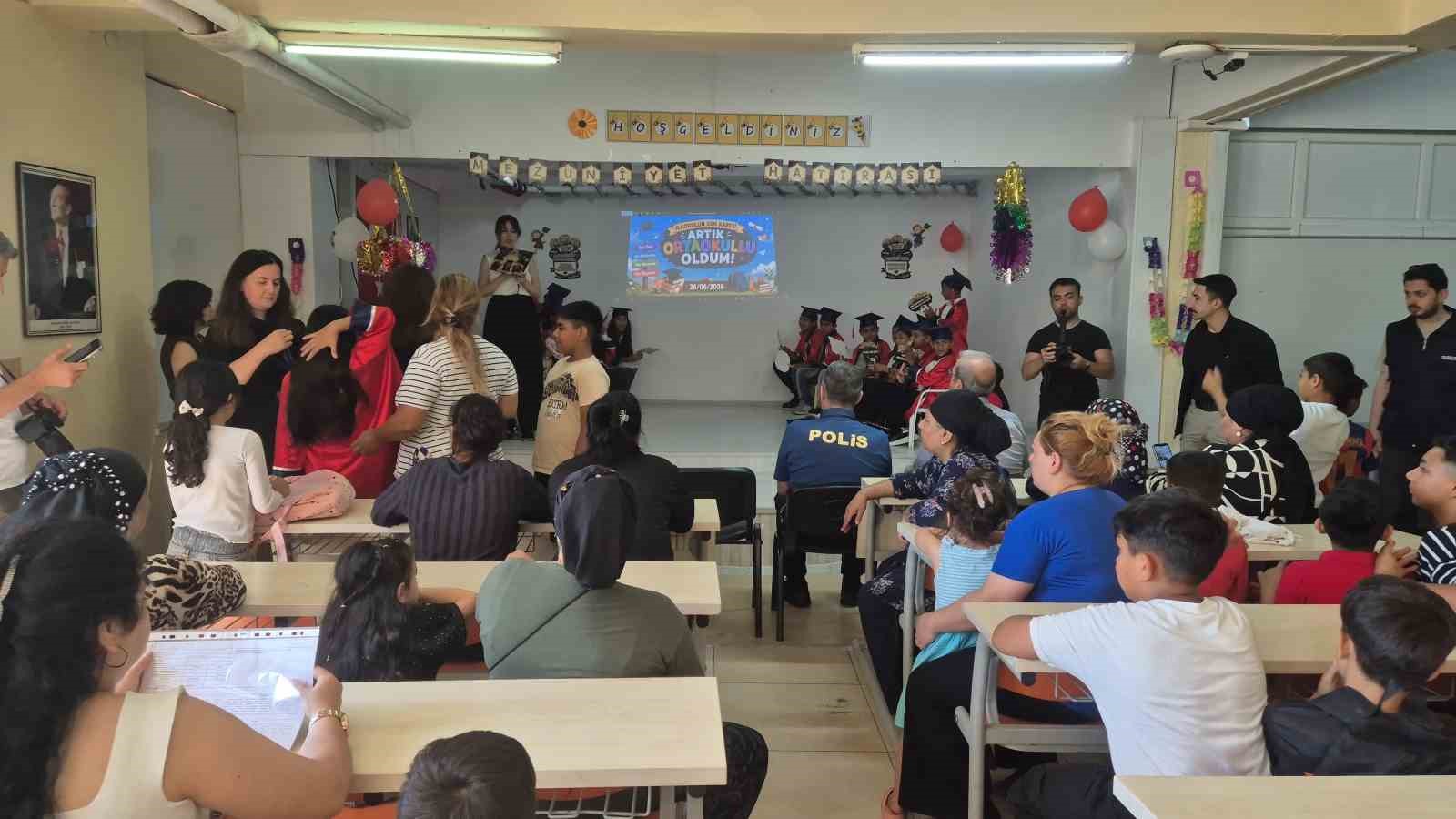 Emniyet M&uuml;d&uuml;r&uuml; &ouml;ğrencilerin karne sevincine ortak oldu