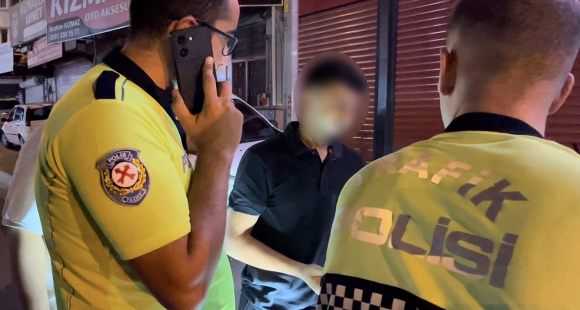 Polisin gözü önünde müşterinin otomobiliyle trafiği tehlikeye attı