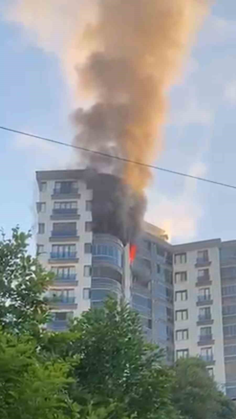 Rize&rsquo;de yangın &ccedil;ıkan ev kullanılamaz hale geldi