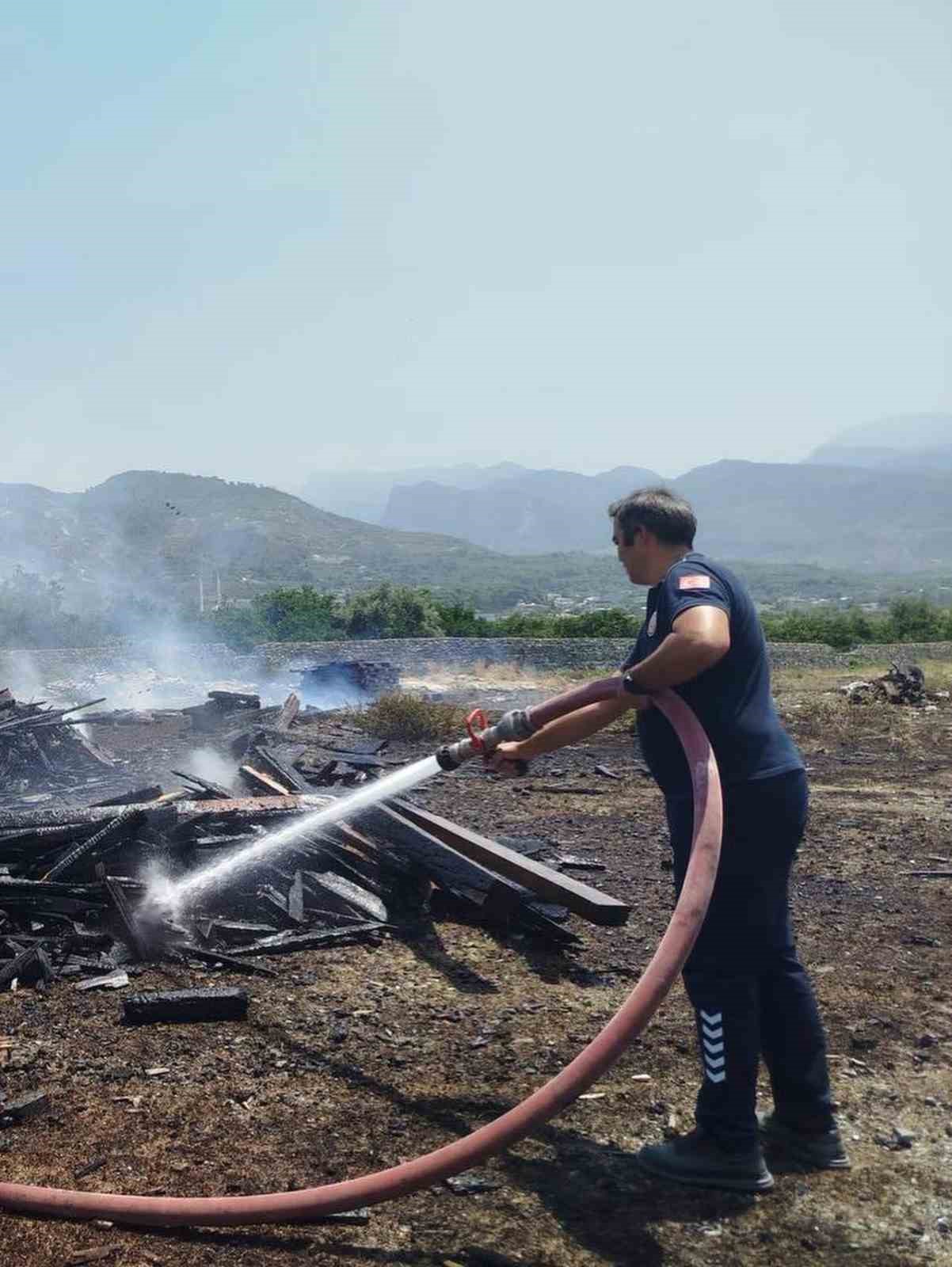 Dörtyol’da palet atölyesinde yangın çıktı