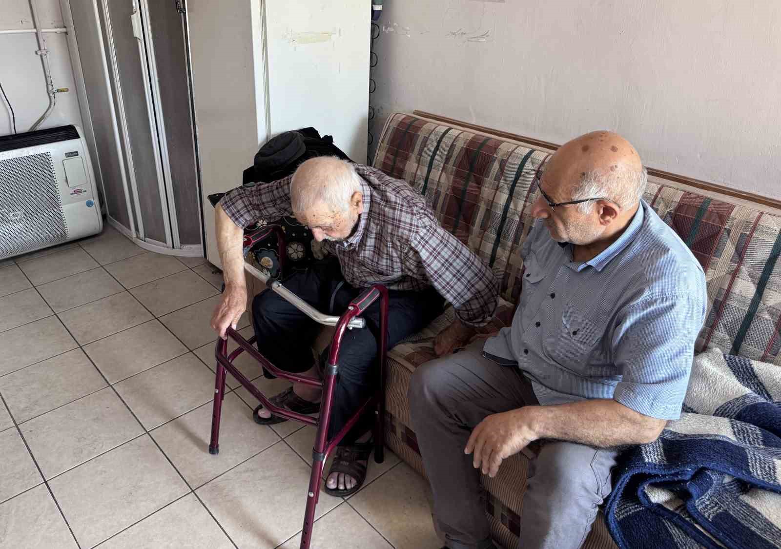 93 yaşında iş yerinde yaşıyor