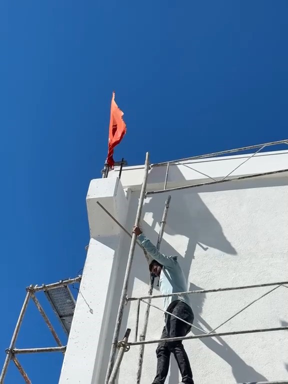 Ters dönen Türk bayrağını görünce dayanamadı, 10 metre yüksekliğindeki iskeleye tırmandı