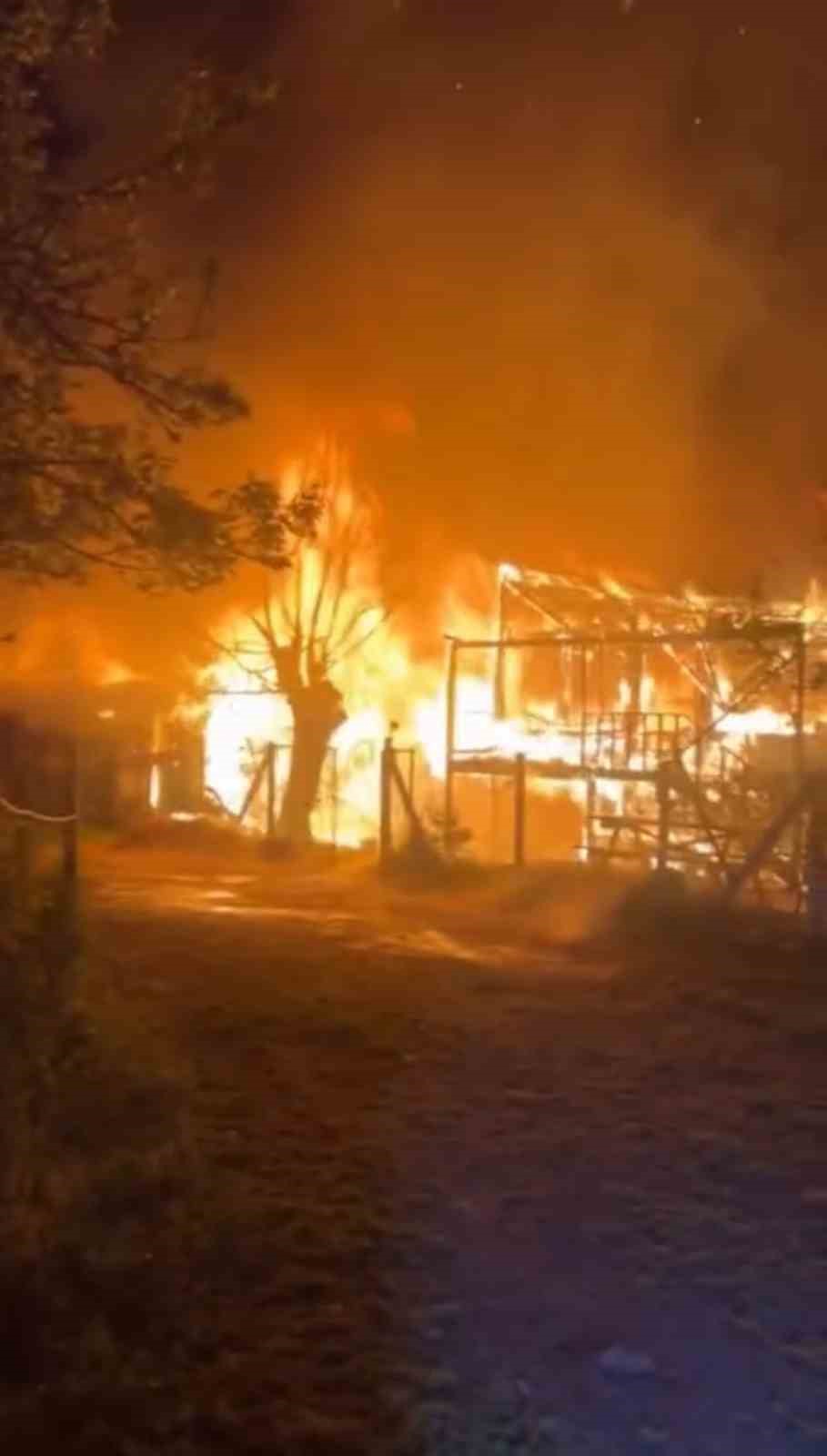 Karab&uuml;k&rsquo;te korkutan yangın : 2 ev ve samanlık k&uuml;l oldu