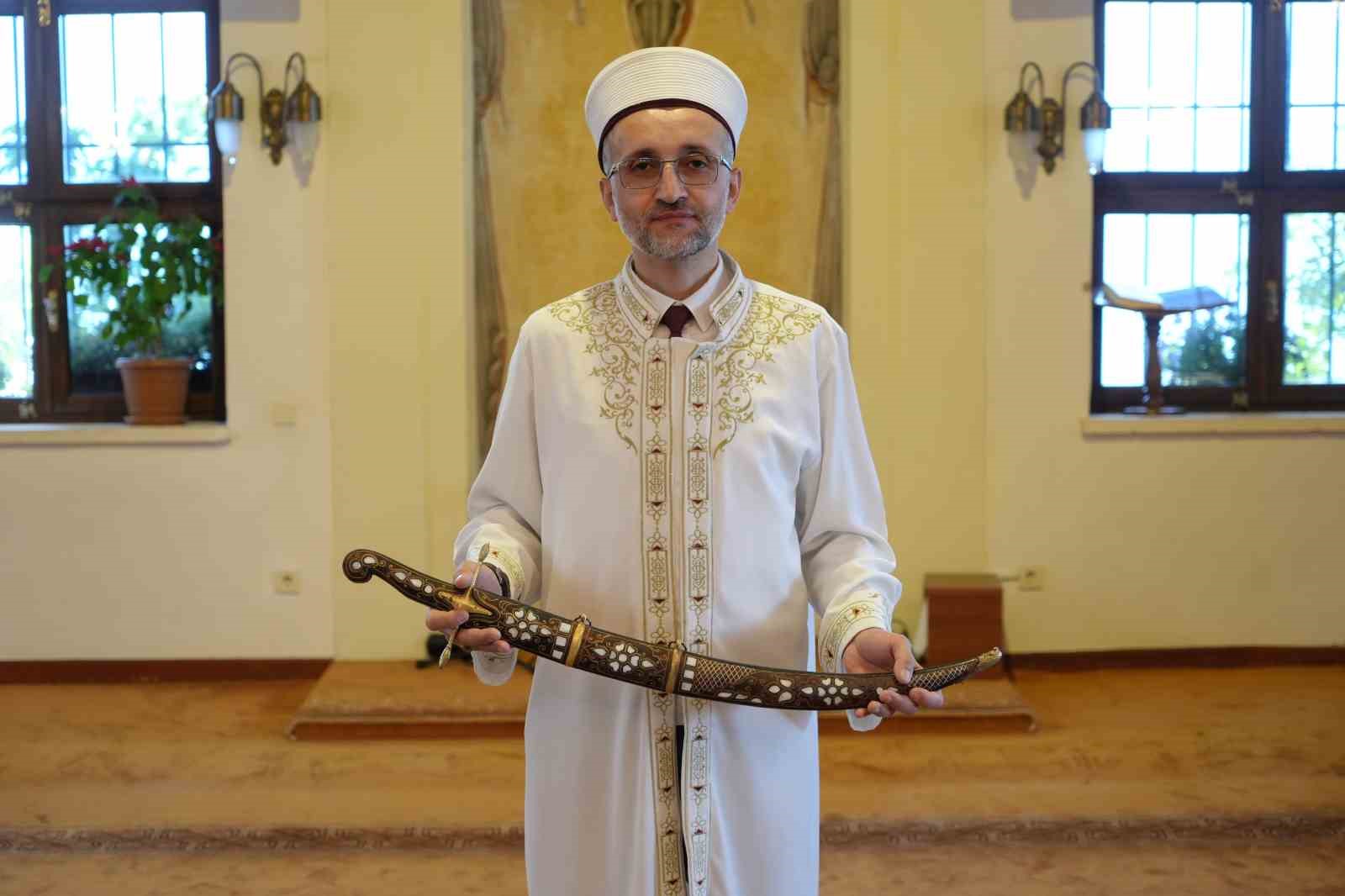 Sultan Abd&uuml;lmecid&rsquo;in şifa bulduğuna inanılan camide 100 yıllık kılı&ccedil;la bayram hutbesi
