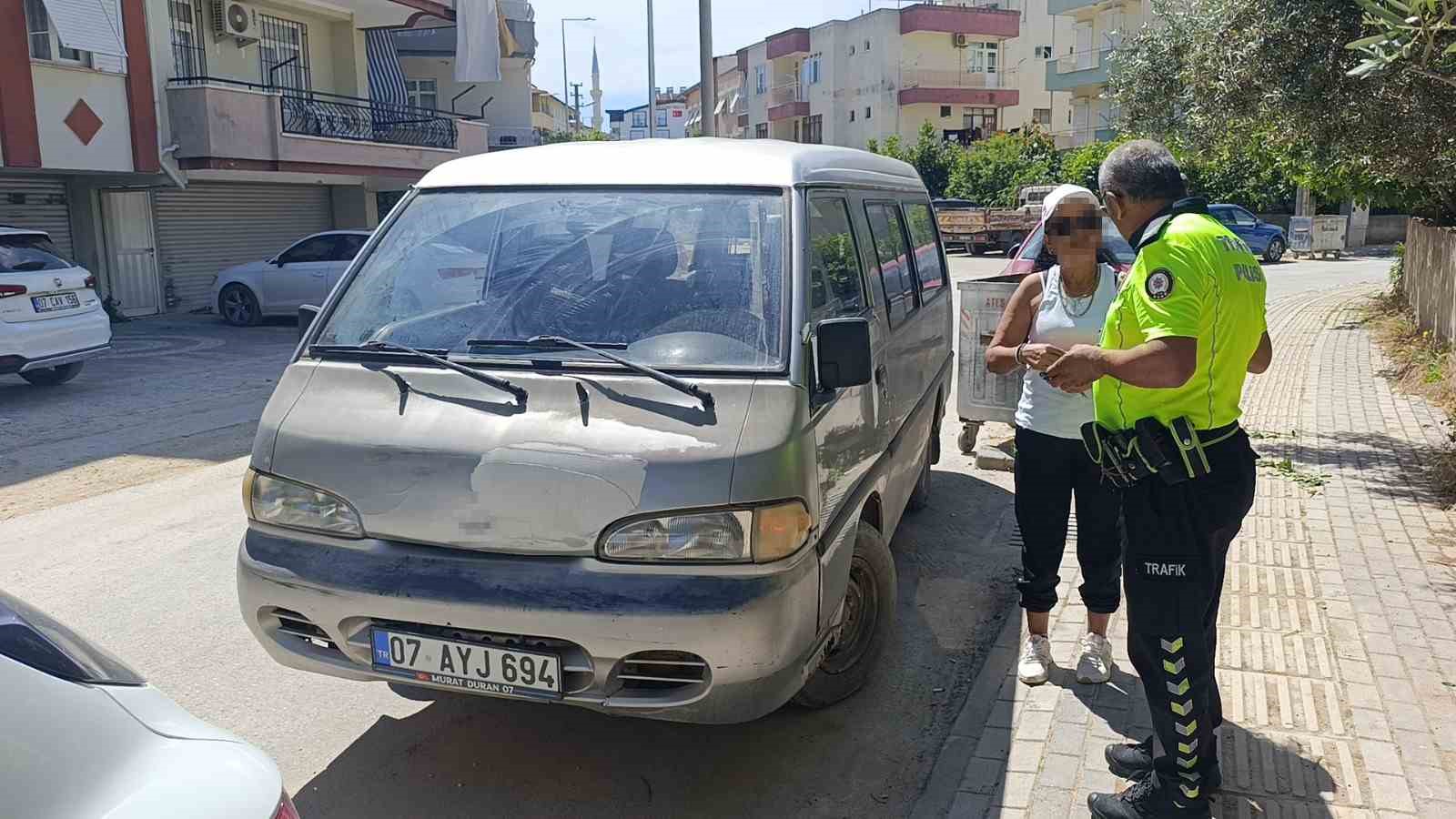 Aracın camına &rsquo;Basın&rsquo; yazdı, evrakta sahtecilikten işlem yapıldı