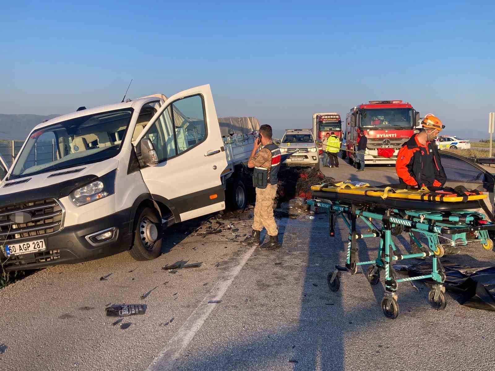 Erzurum&rsquo;da otomobil kamyonete &ccedil;arptı: 3 &ouml;l&uuml;, 3 yaralı