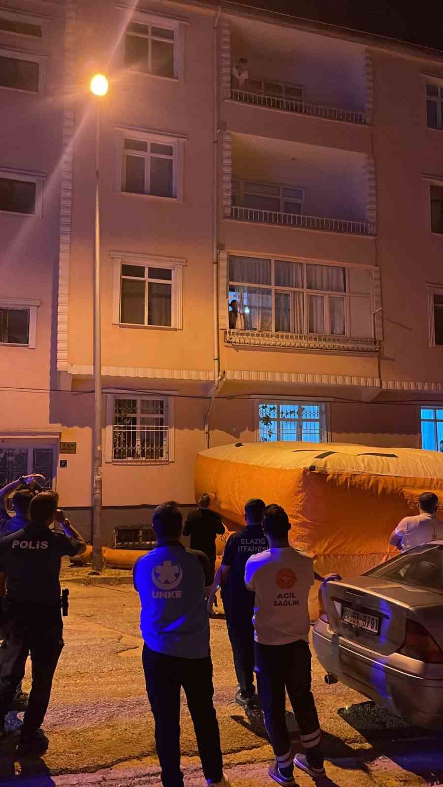 Evinin balkonundan atlamak isteyen şahsı, polisler ikna etti