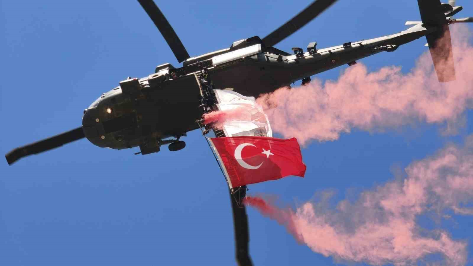 Malazgirt&rsquo;te jandarma helikopterlerinin g&ouml;sterisi nefes kesti