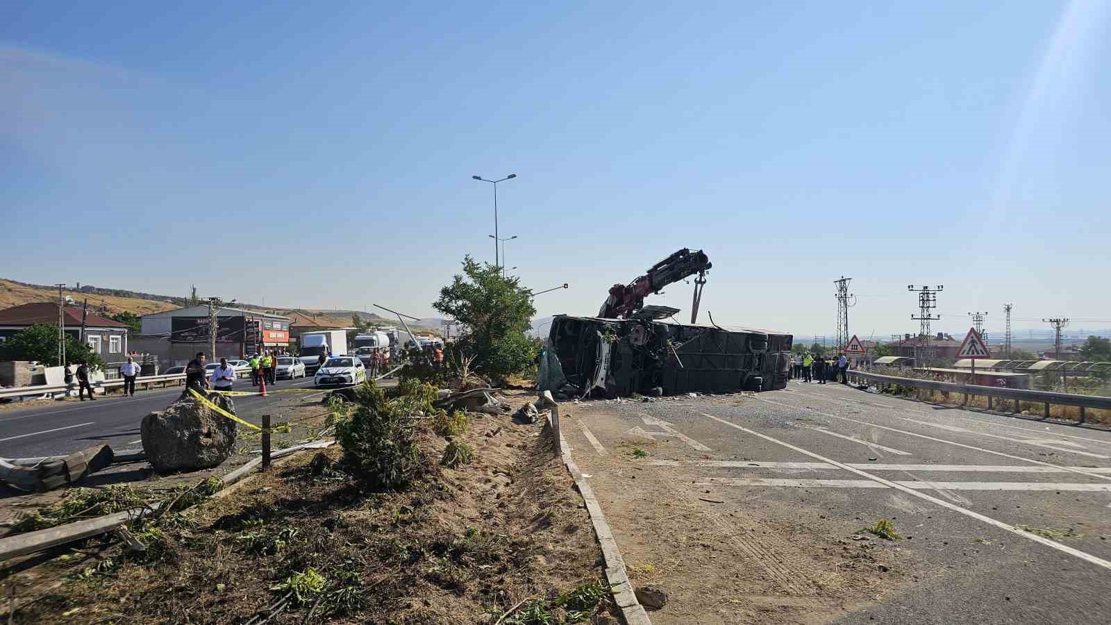 Kayseri’de yolcu otobüsü devrildi: Çok sayıda yaralı var