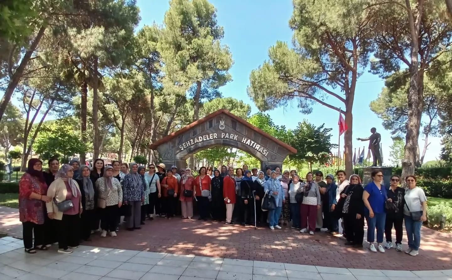 Sarıg&ouml;ll&uuml; kadınlar Manisa&rsquo;da tarih ve k&uuml;lt&uuml;r yolculuğuna &ccedil;ıktı