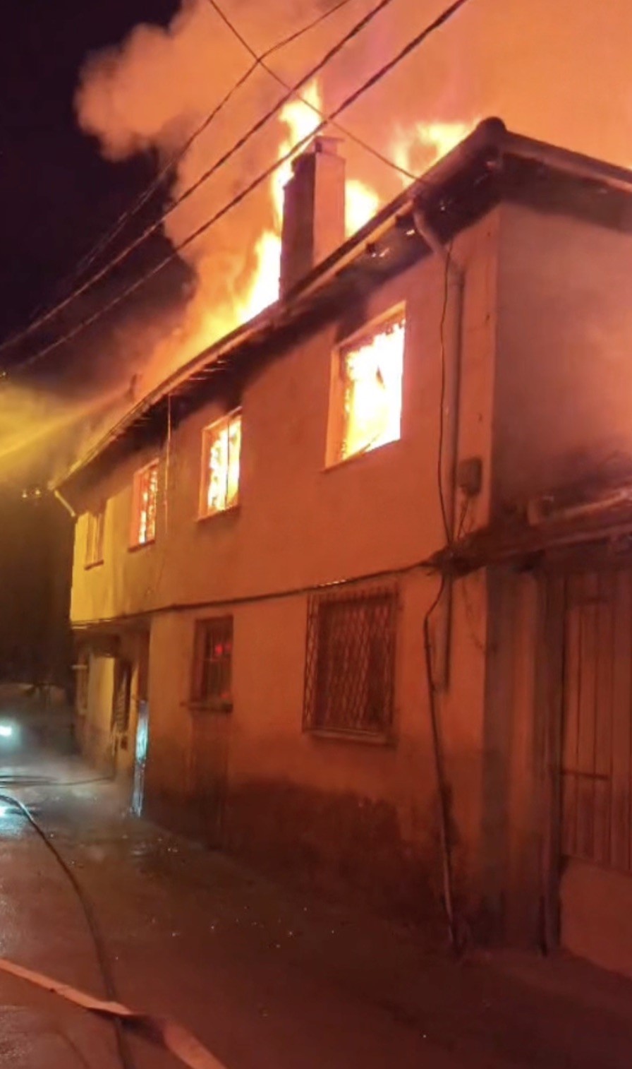Bursa&rsquo;da 2 katlı evde &ccedil;ıkan yangında 30 yaşındaki gen&ccedil; hayatını kaybetti