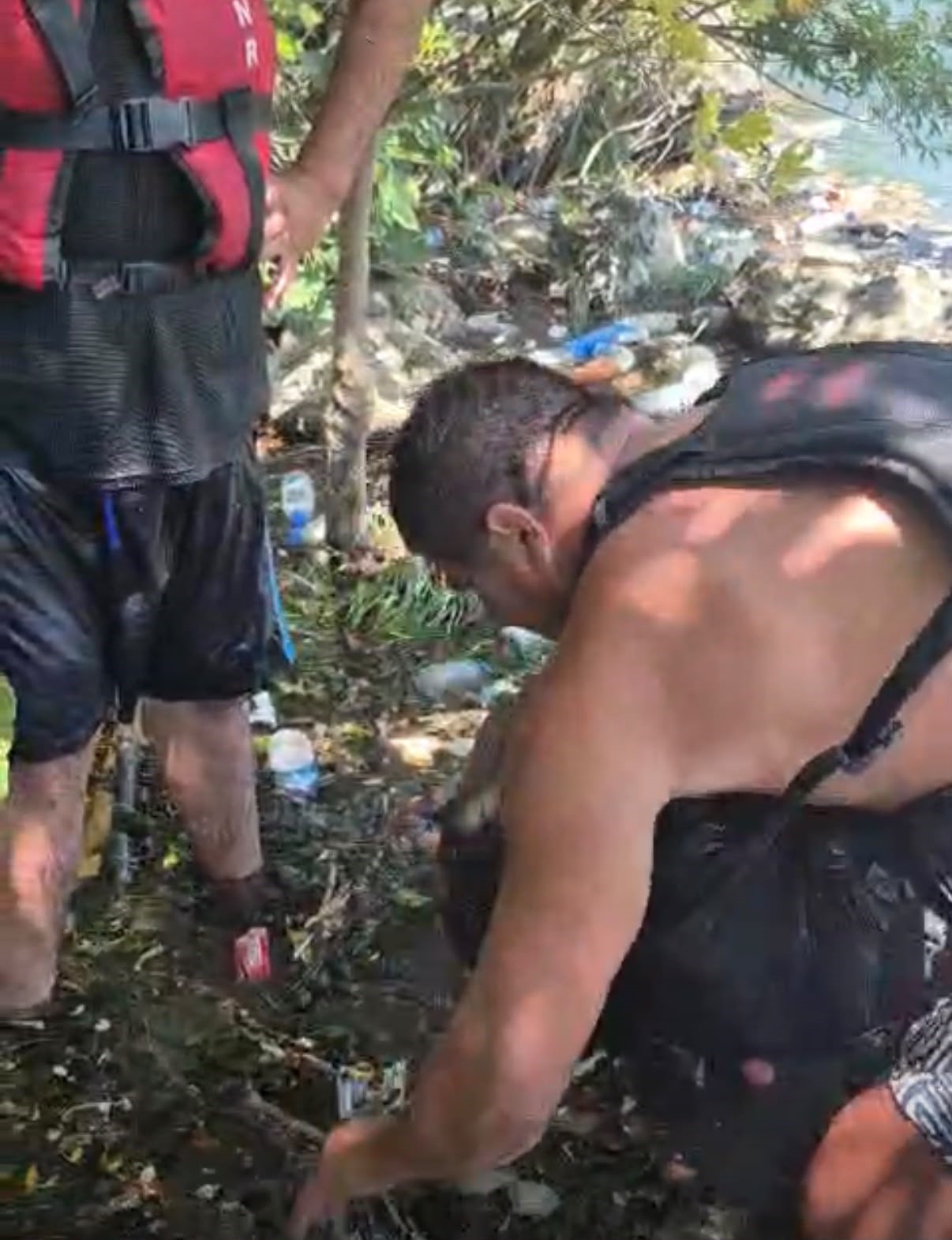 Beşkonak’ta raftingciler kürekleri bırakıp çöp topladı