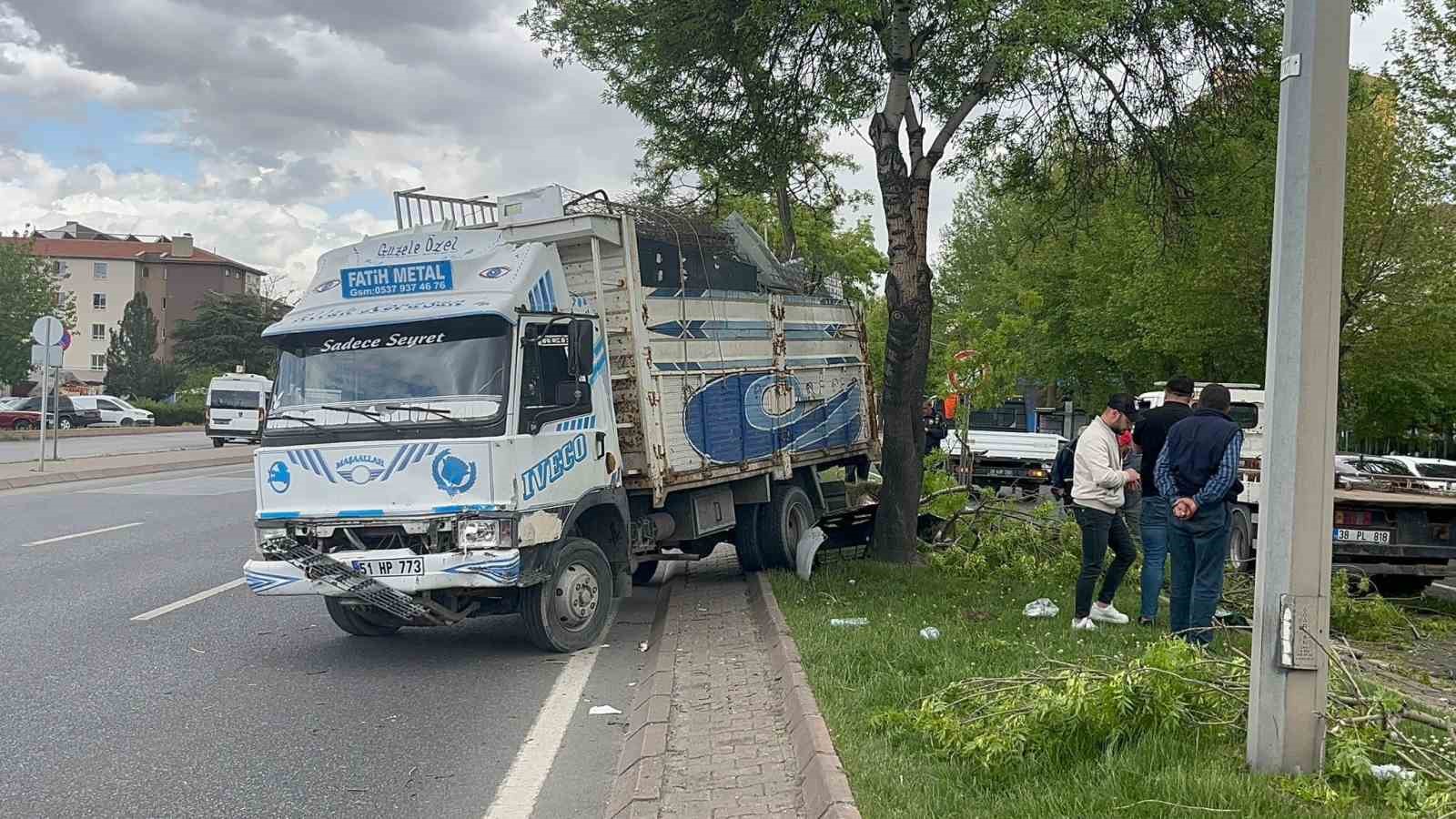 Kamyon ile otomobil &ccedil;arpıştı: 1 yaralı