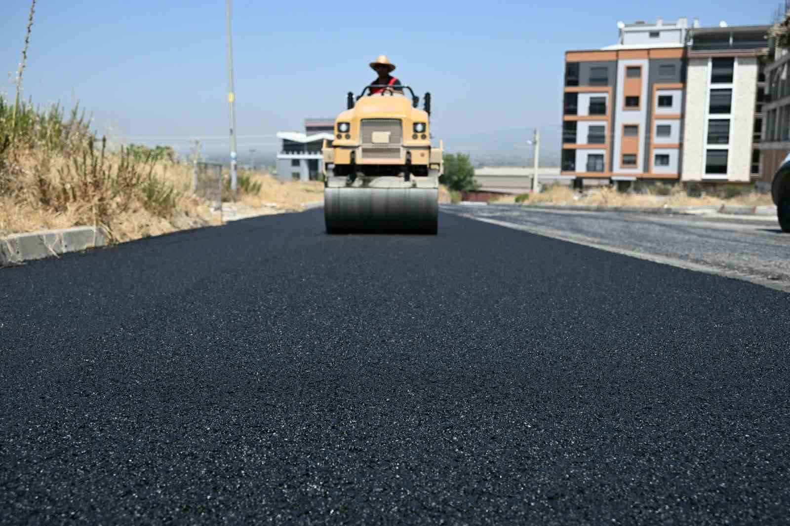 Turgutlu’da 2 kilometrelik yol sıcak asfaltla yenileniyor