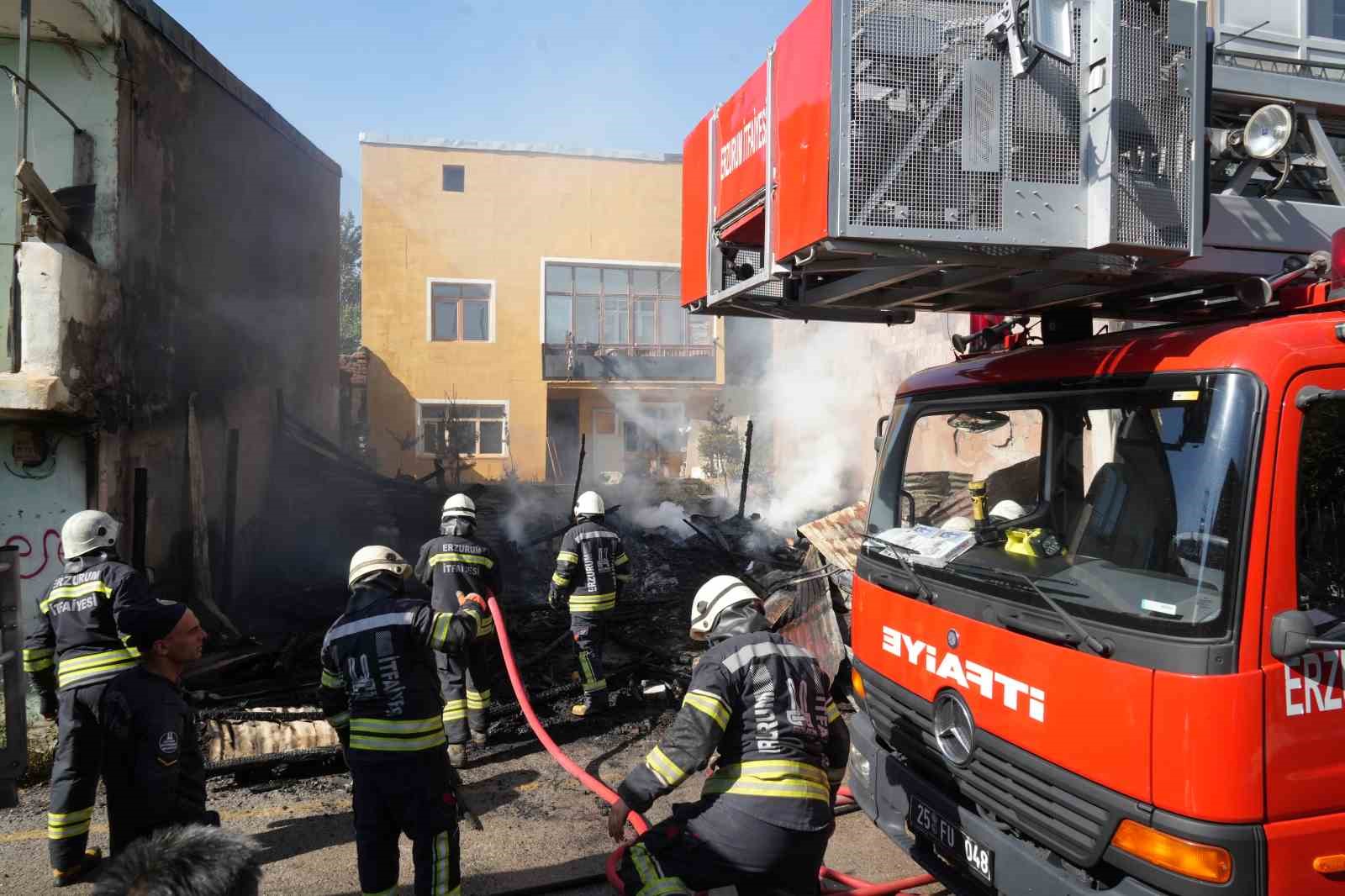 Metruk bina yangını korkuttu